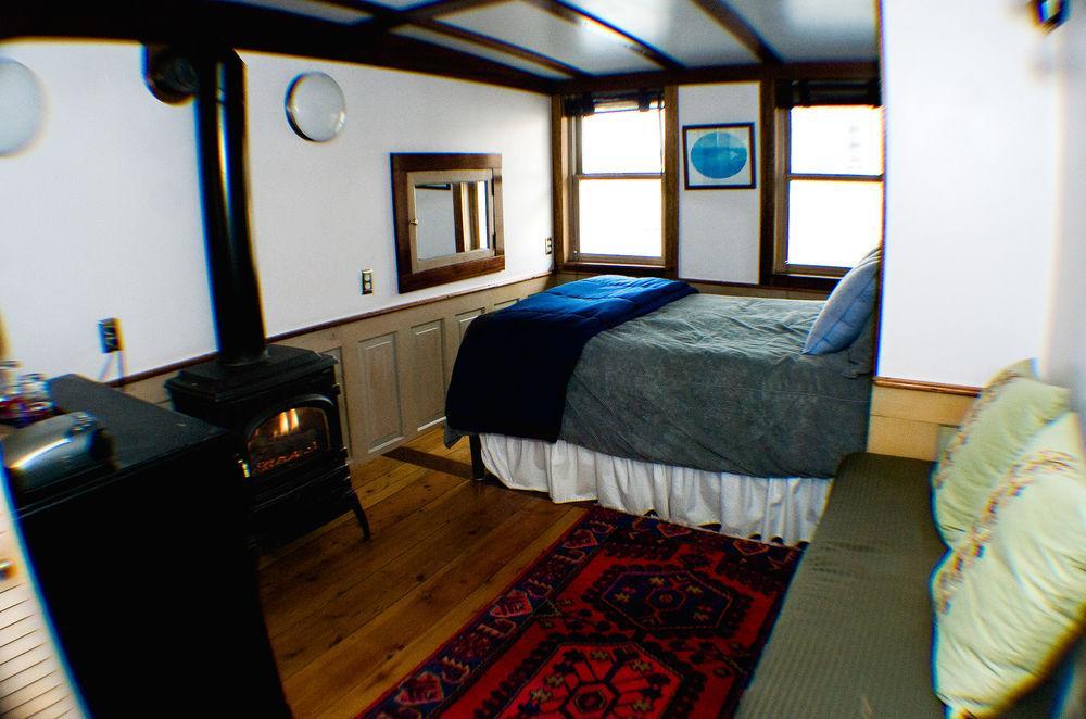 Bed and Breakfast The Covington Houseboat Сент-Пол Экстерьер фото