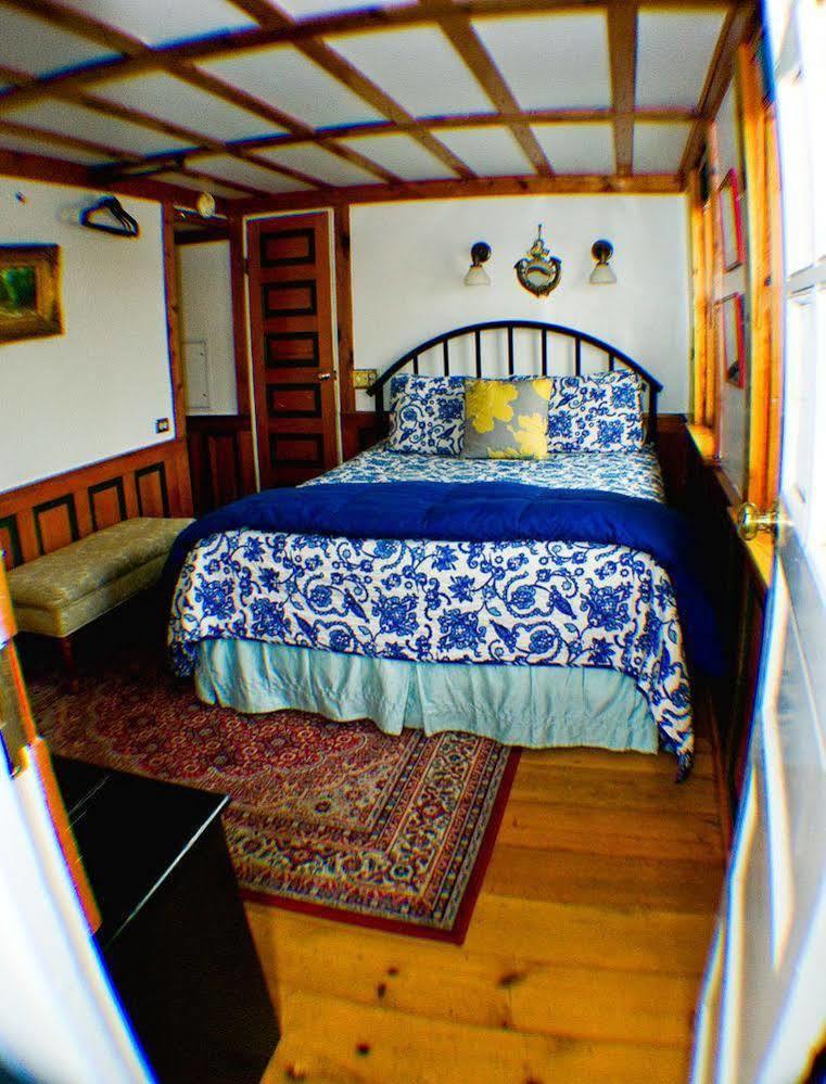 Bed and Breakfast The Covington Houseboat Сент-Пол Экстерьер фото